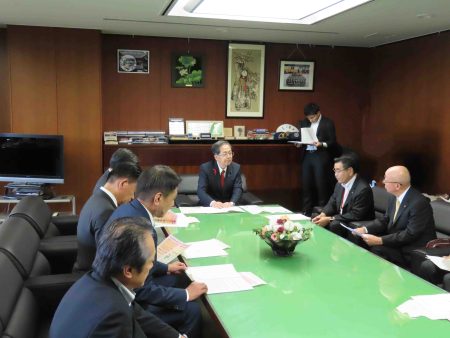 R5年10月3日(火)：国土交通省　齋藤鉄夫国土交通大臣に要望書を提出。
